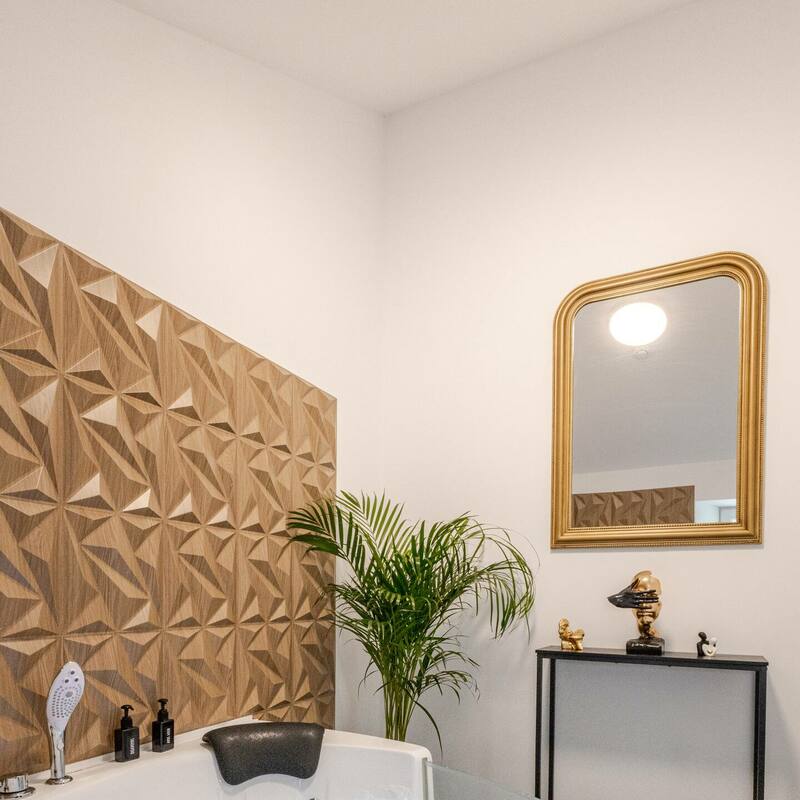 Baignoire balnéo dans une love room romantique à Flémalle