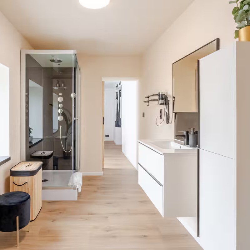 Salle de bain dans une love room romantique à Flémalle